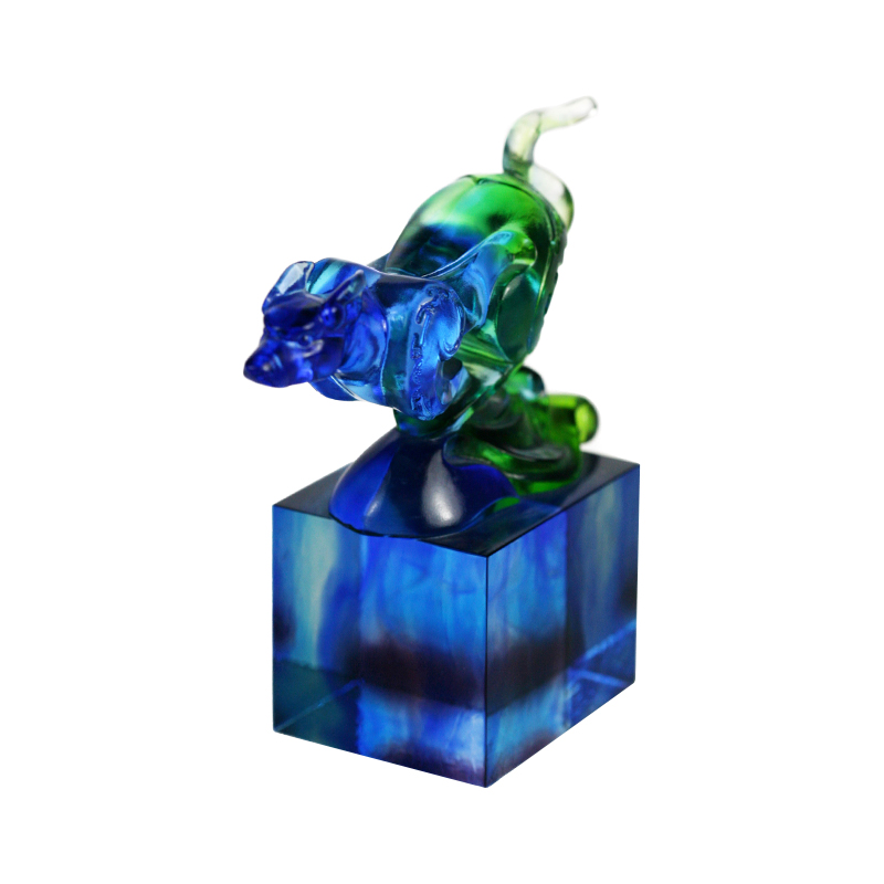 Ornamen segel kaca klasik berwarna biru-hijau