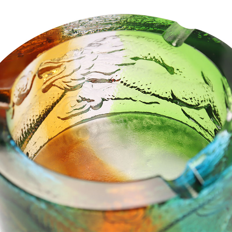 Asbak kaca dengan motif naga keluar laut