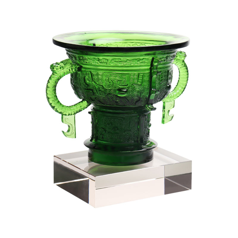 Tripod Cina dengan pegangan telinga naga dan pola duri