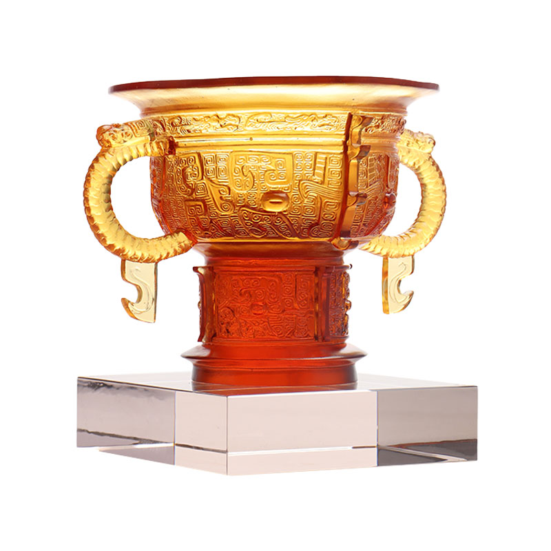 Tripod Cina dengan pegangan telinga naga dan pola duri