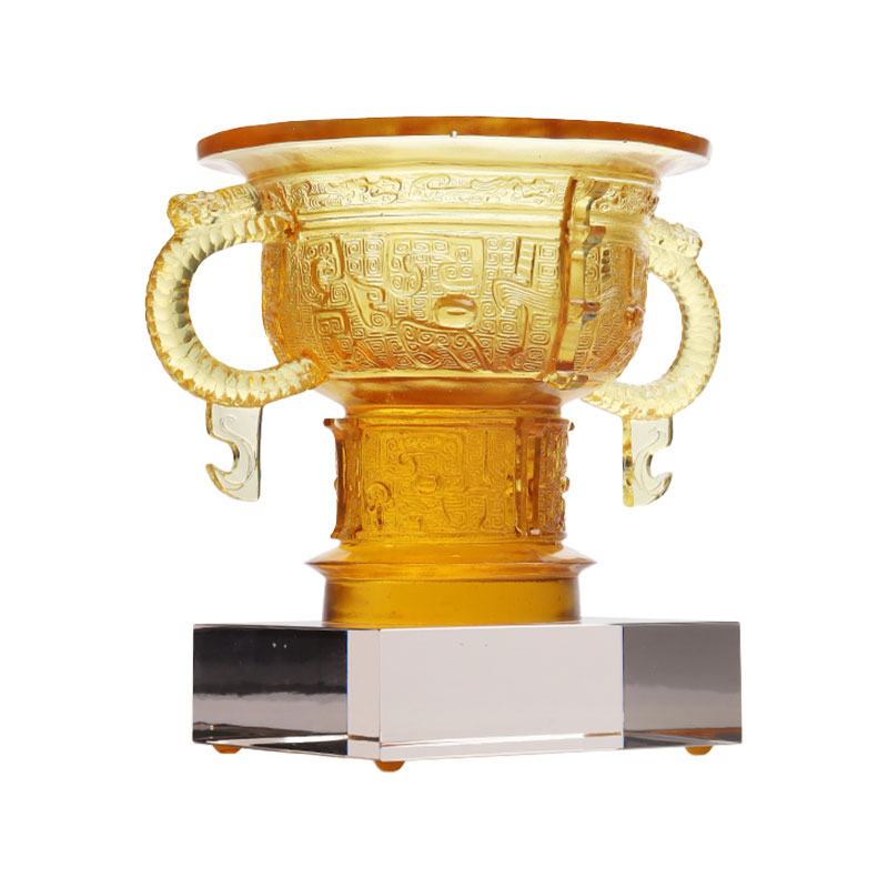 Tripod Cina dengan pegangan telinga naga dan pola duri