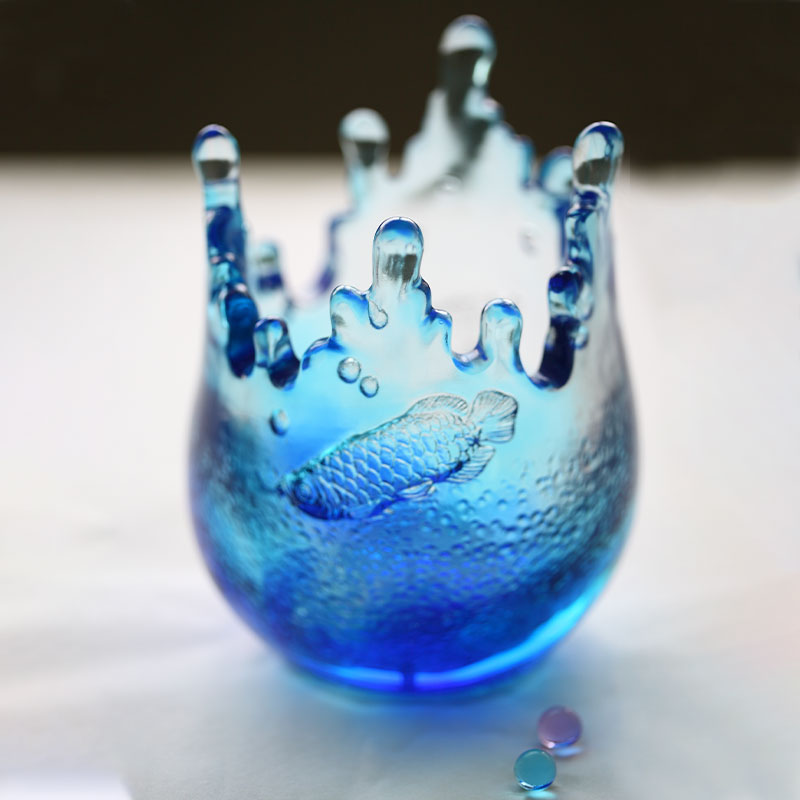 Ornamen barang pecah belah berwarna biru yang diukir dengan pola ikan