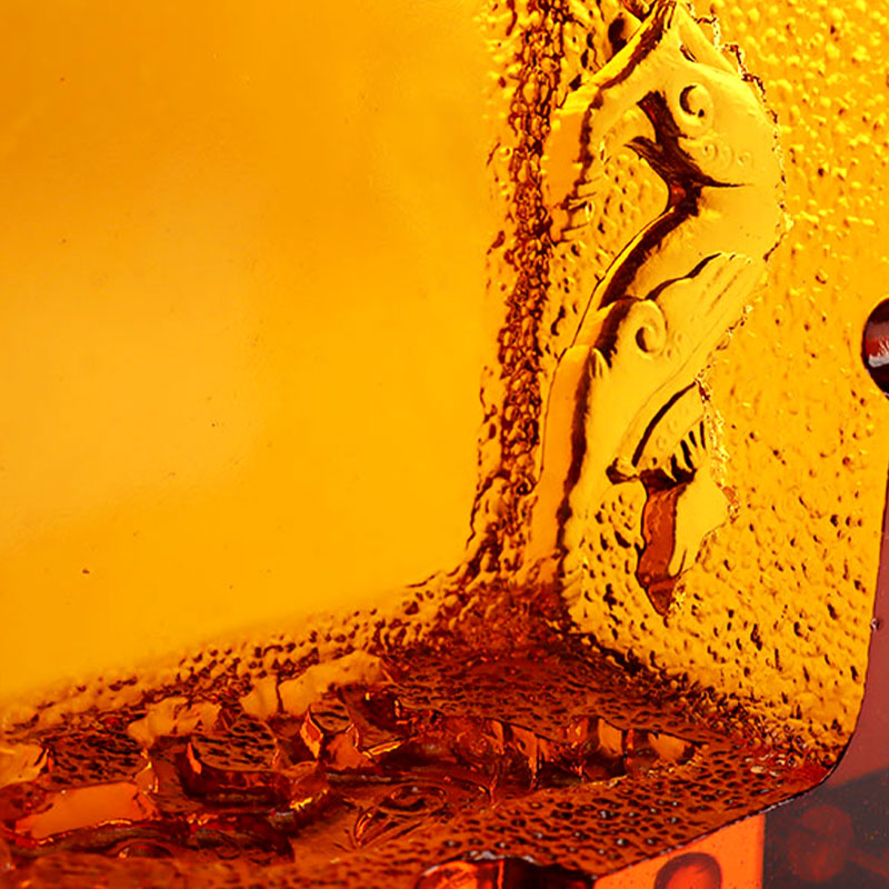 Asbak kaca berwarna merah dengan motif binatang timbul yang indah