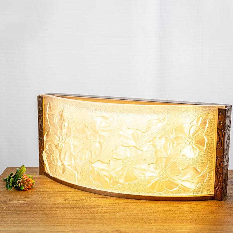 Ornamen lampu hias kaca dengan motif bunga kembang sepatu