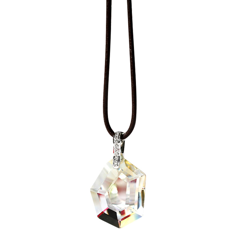 Kalung warna silver dengan pola liontin kaca pemasangan