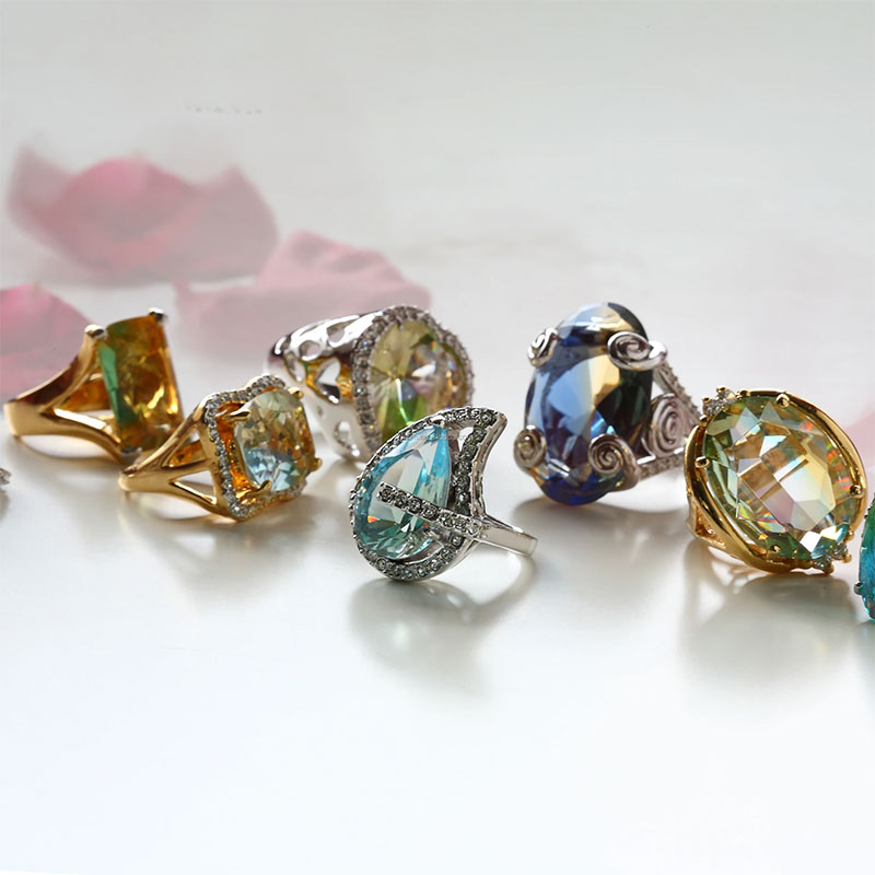 Cincin dengan potongan kaca berbentuk tetesan air mata