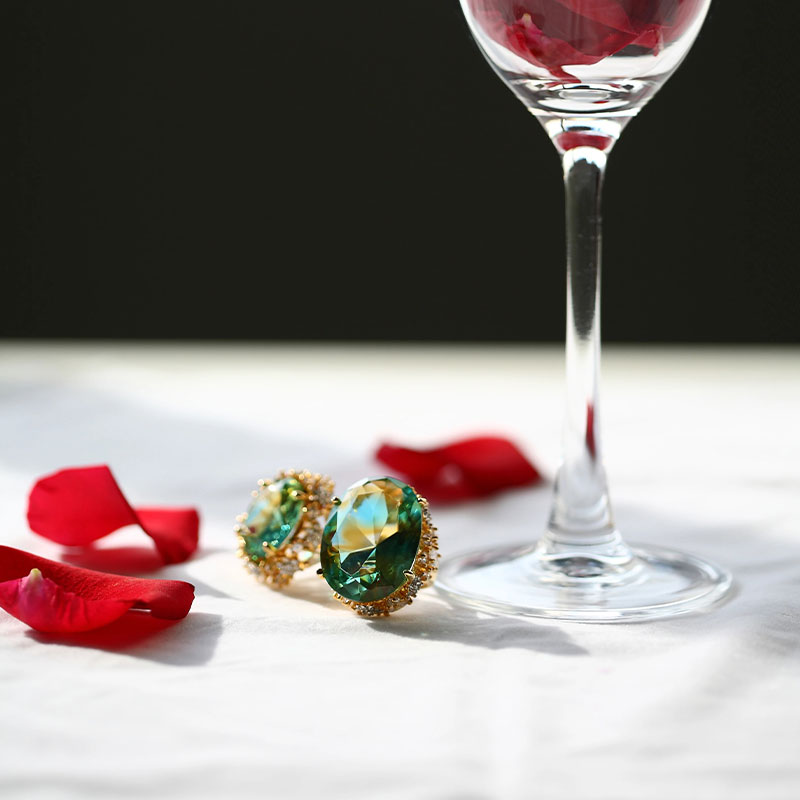 Anting kaca hijau dengan bantalan telinga emas