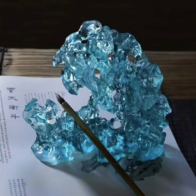 Ornamen kaca berwarna biru berbentuk batu