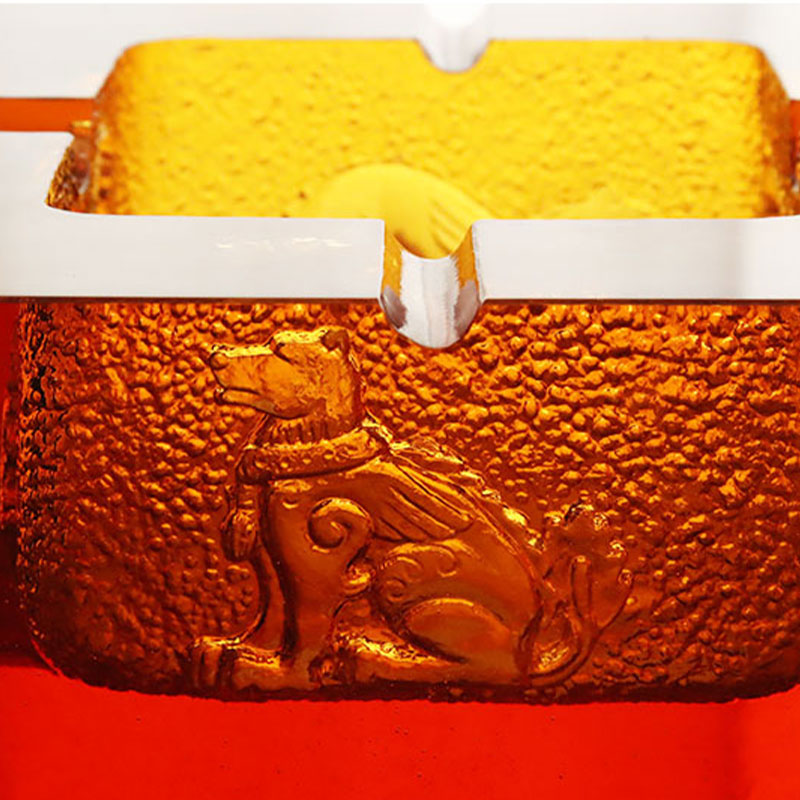 Asbak kaca berwarna merah dengan motif binatang timbul yang indah