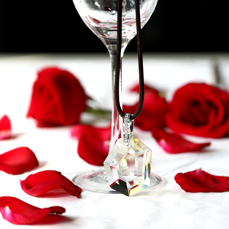 Kalung warna silver dengan pola liontin kaca pemasangan