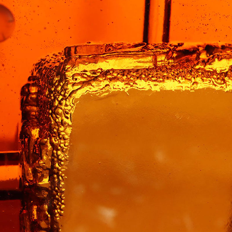 Asbak kaca berwarna merah dengan motif binatang timbul yang indah