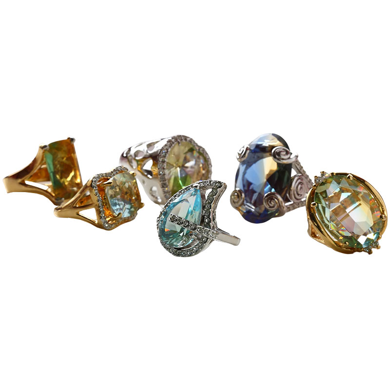 Cincin dengan potongan kaca berbentuk tetesan air mata