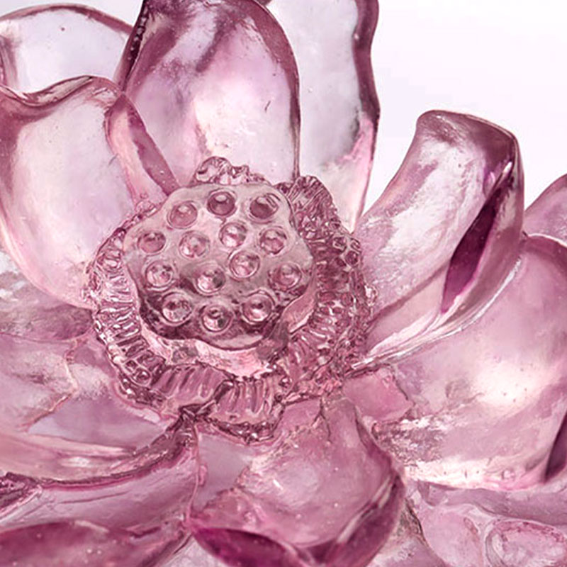 Tekstur kerikil vas kaca merah muda ungu