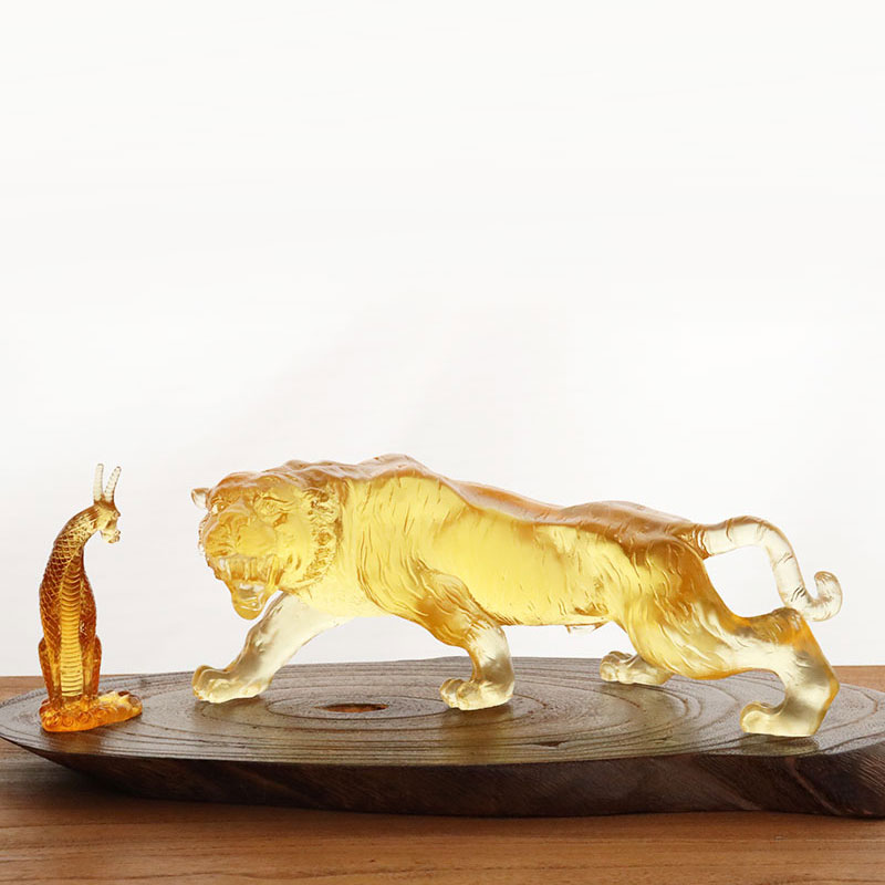 Ornamen harimau glasir berwarna emas