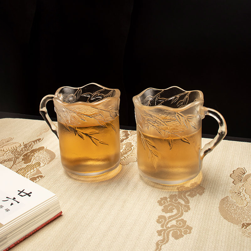 Gelas Kaca Relief Daun Bambu Dengan Gagang