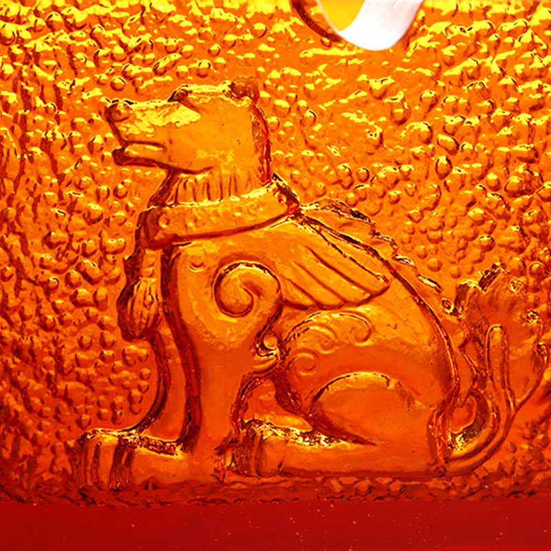 Asbak kaca berwarna merah dengan motif binatang timbul yang indah