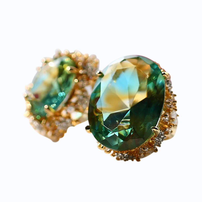 Anting kaca hijau dengan bantalan telinga emas