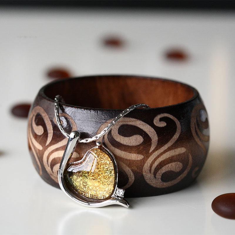 Gelang warna perak elegan bertatahkan liontin kaca