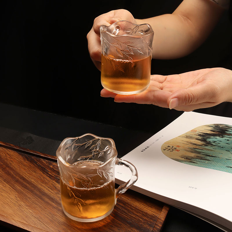 Gelas Kaca Relief Daun Bambu Dengan Gagang