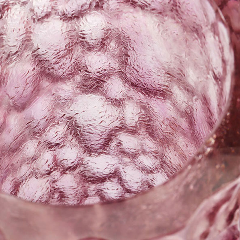 Tekstur kerikil vas kaca merah muda ungu