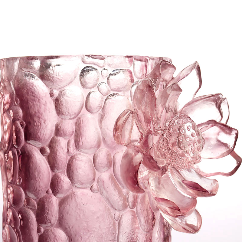 Tekstur kerikil vas kaca merah muda ungu