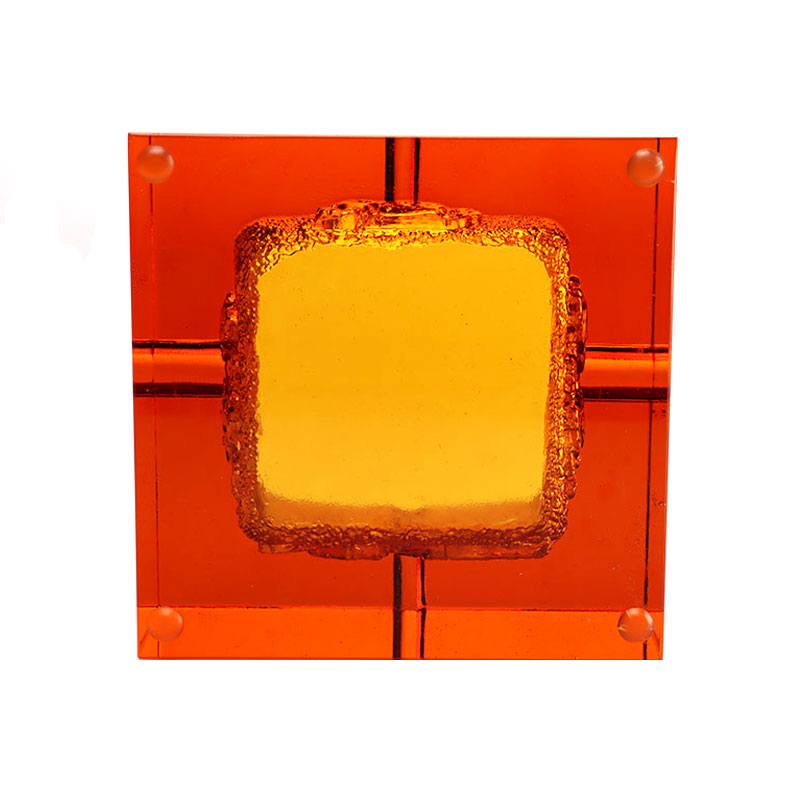 Asbak kaca berwarna merah dengan motif binatang timbul yang indah