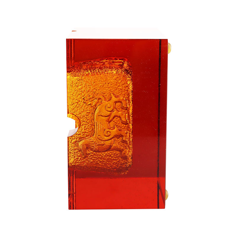 Asbak kaca berwarna merah dengan motif binatang timbul yang indah