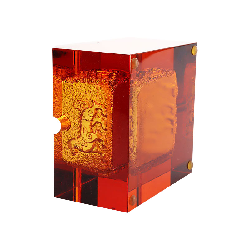 Asbak kaca berwarna merah dengan motif binatang timbul yang indah