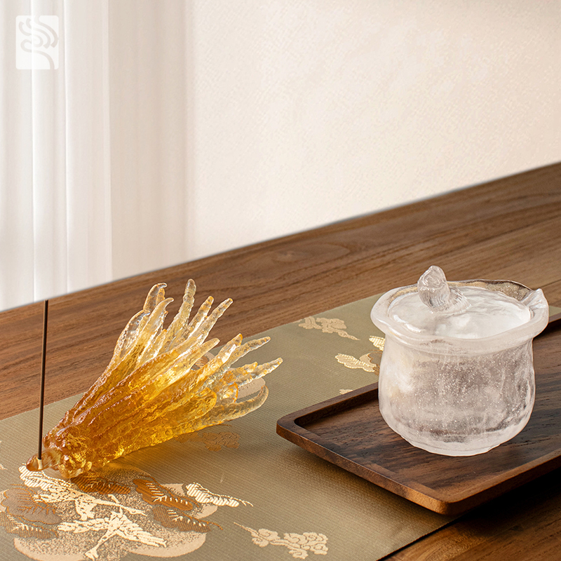 Tempat dupa kaca berwarna emas berbentuk tangan