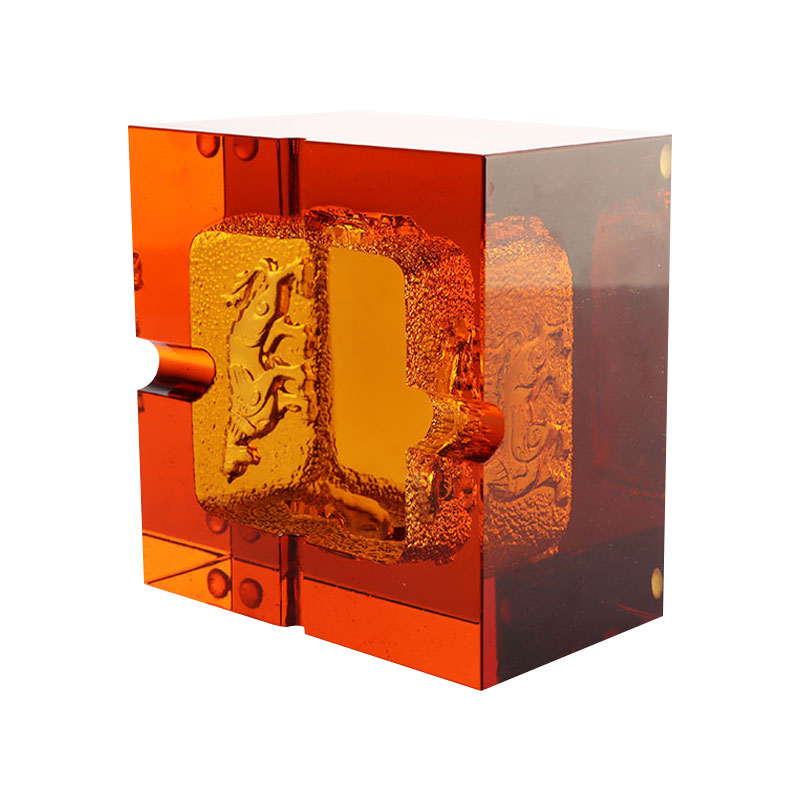 Asbak kaca berwarna merah dengan motif binatang timbul yang indah