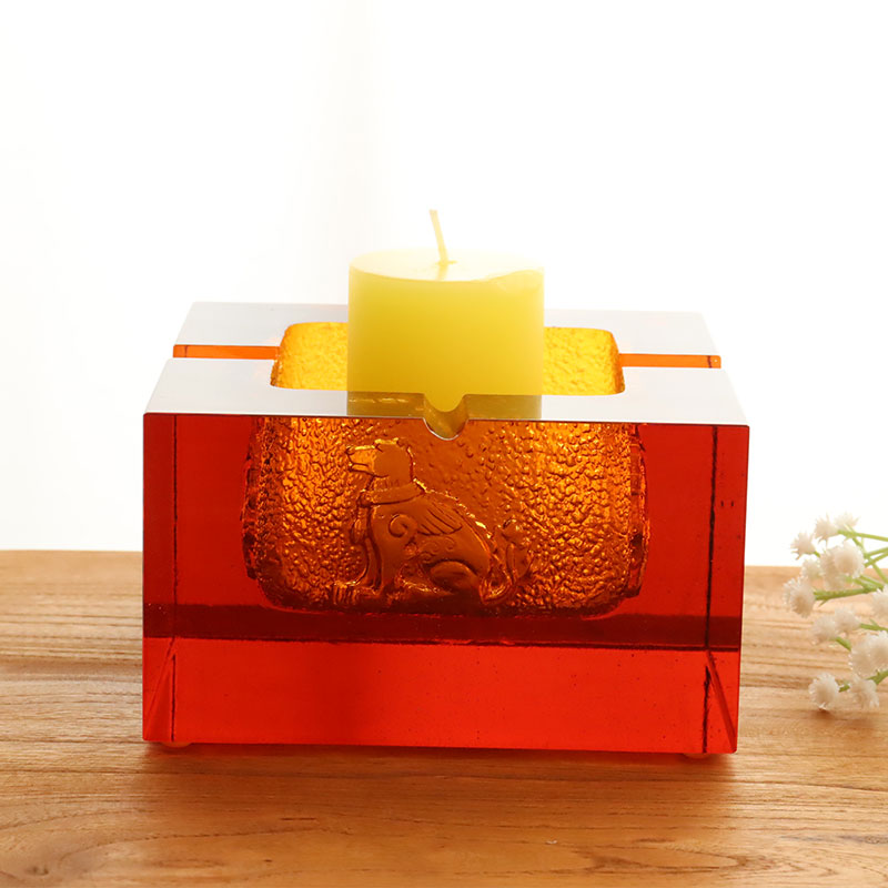 Asbak kaca berwarna merah dengan motif binatang timbul yang indah