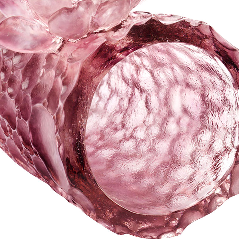 Tekstur kerikil vas kaca merah muda ungu