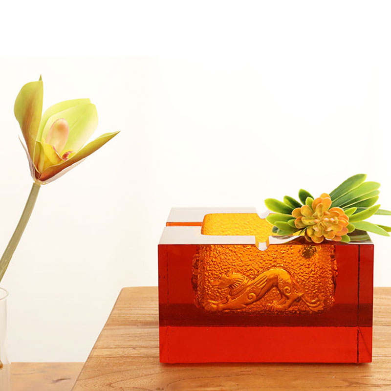 Asbak kaca berwarna merah dengan motif binatang timbul yang indah