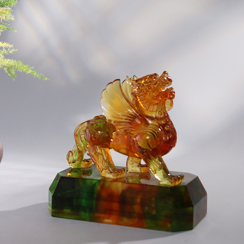 Ornamen binatang glasir berwarna jernih