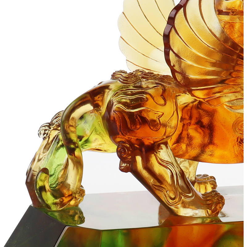 Ornamen binatang glasir berwarna jernih