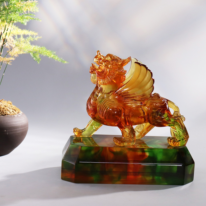 Ornamen binatang glasir berwarna jernih