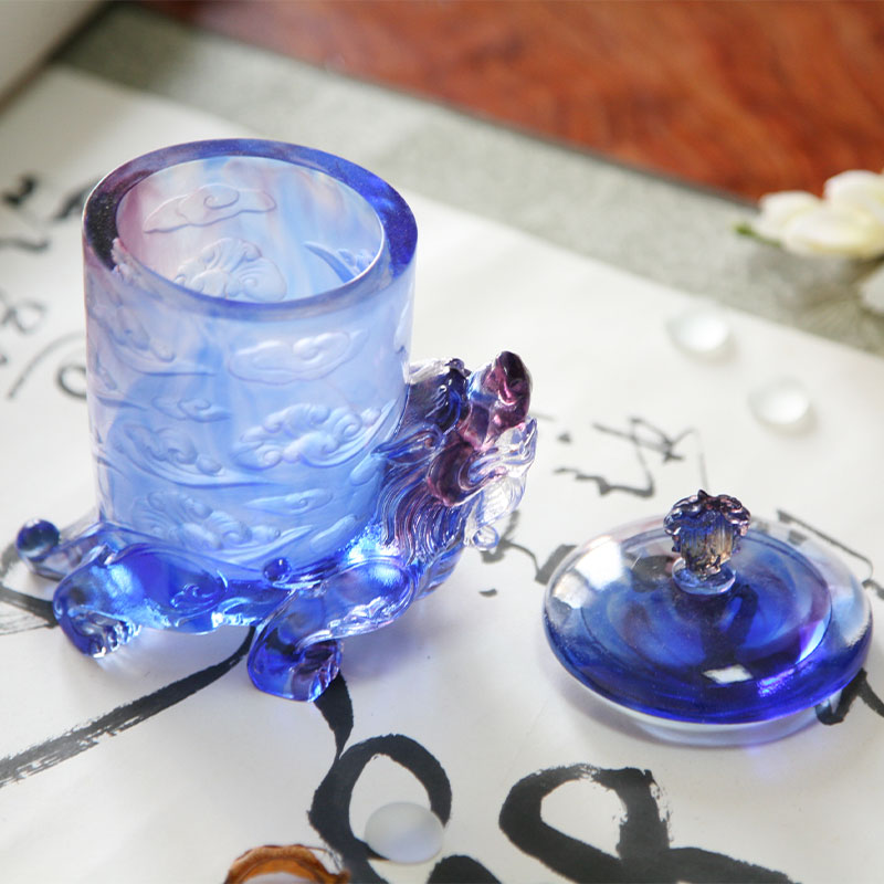 Gelas kristal kaca biru dengan penutup, dasar binatang mitos