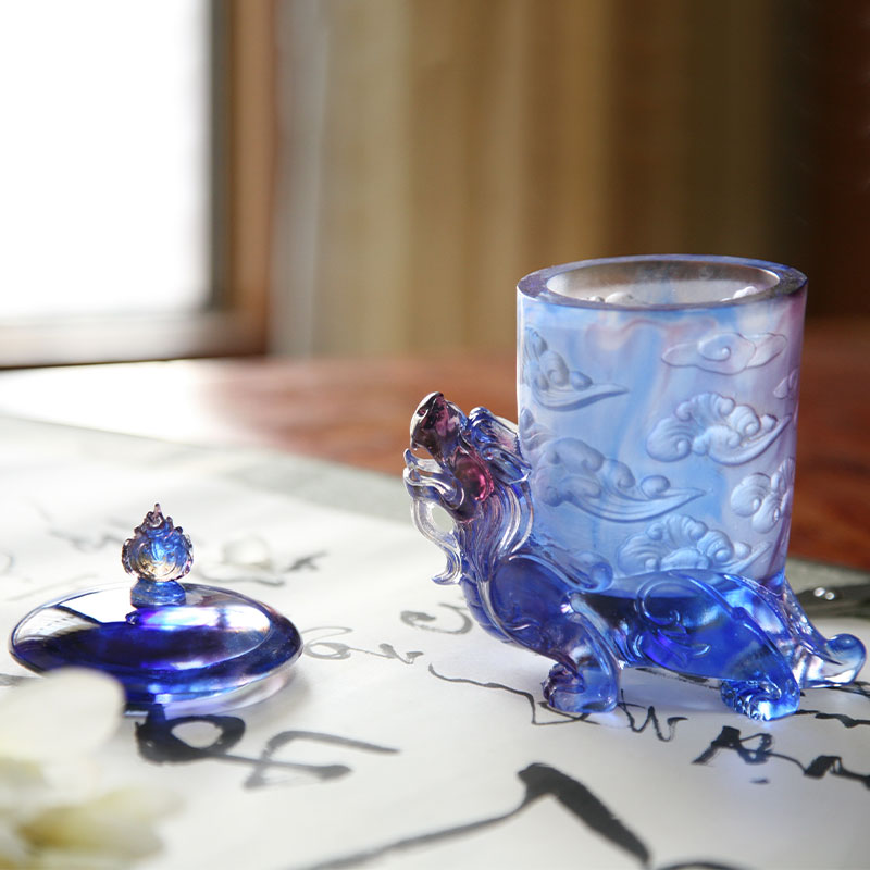 Gelas kristal kaca biru dengan penutup, dasar binatang mitos