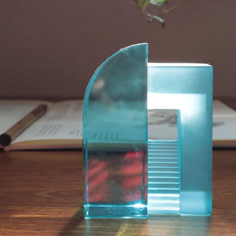 Ornamen mainan Cina kaca buram biru gradien