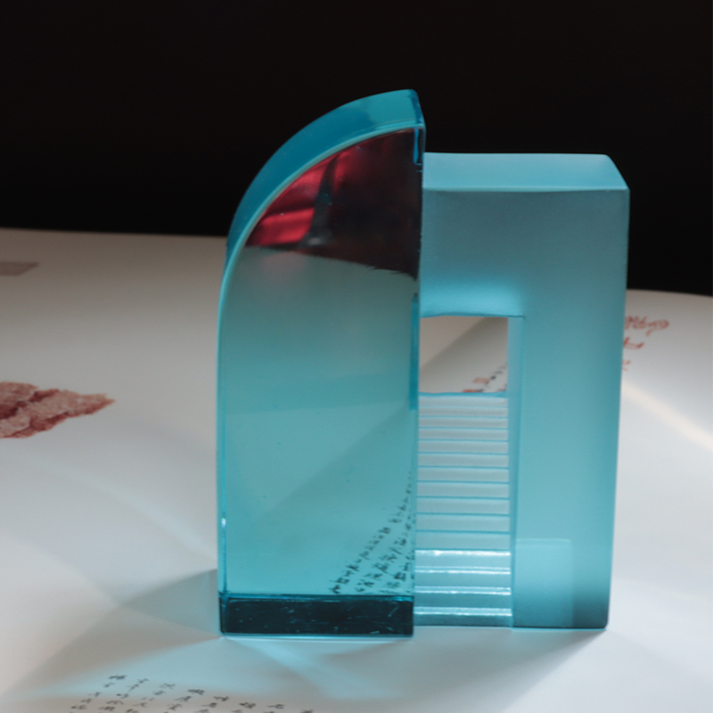 Ornamen mainan Cina kaca buram biru gradien