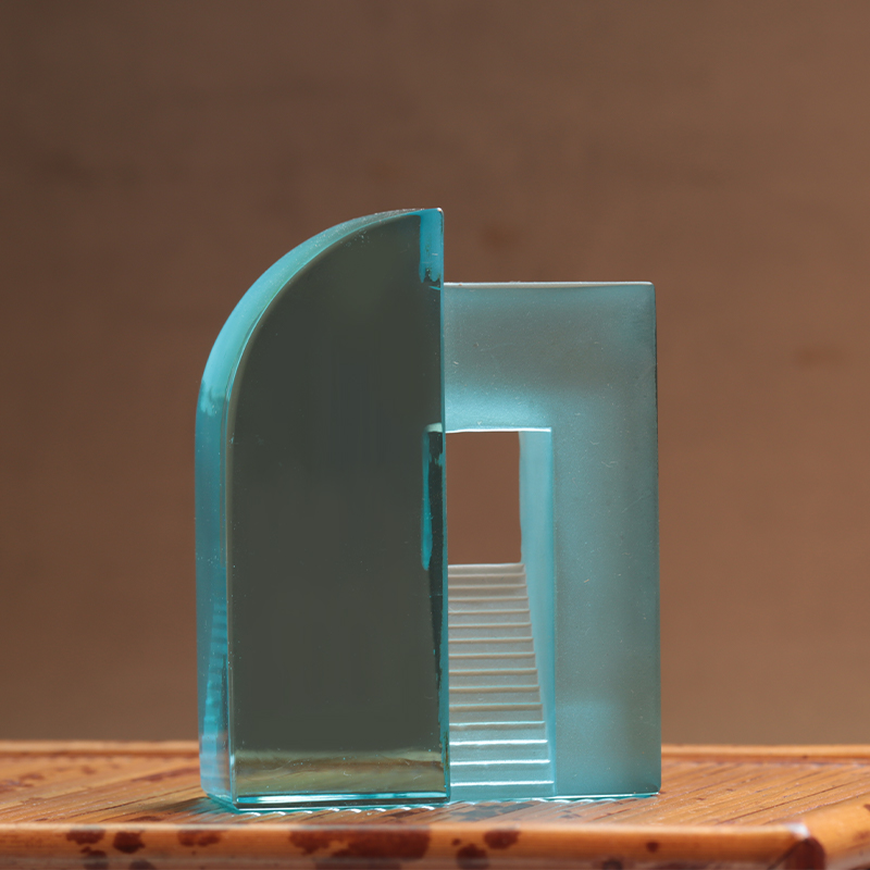 Ornamen mainan Cina kaca buram biru gradien