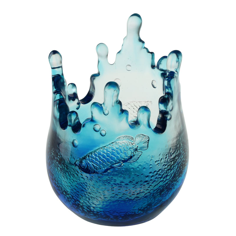 Ornamen barang pecah belah berwarna biru yang diukir dengan pola ikan