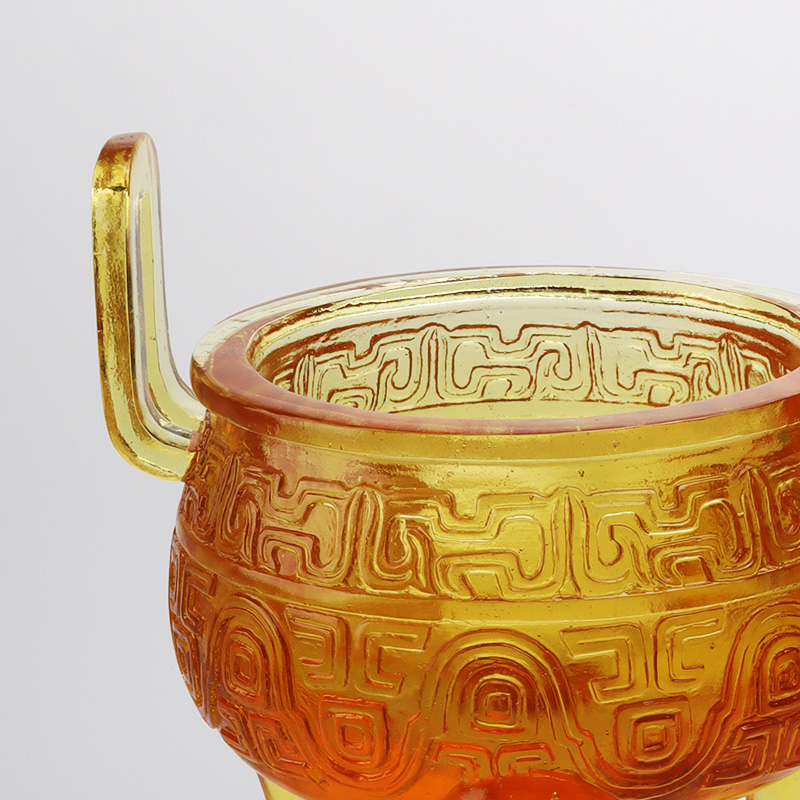 Ornamen tripod glasir berwarna emas