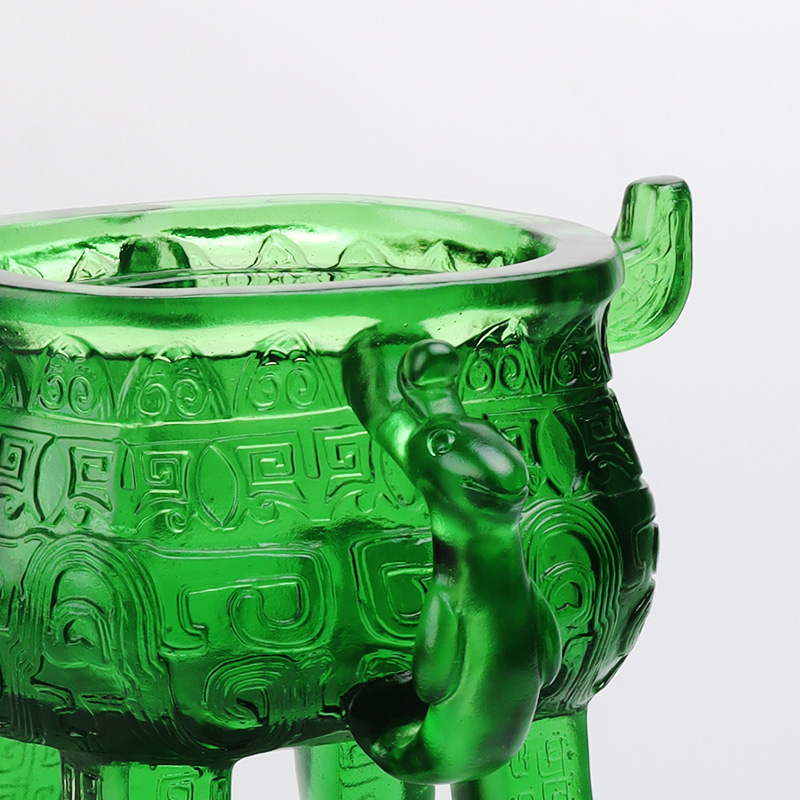 Tripod Kaca Kristal hijau zamrud dengan pegangan berbentuk telinga