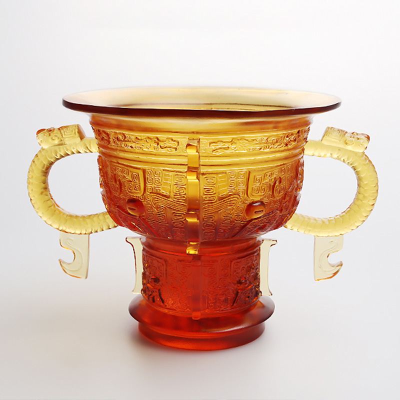 Tripod Cina dengan pegangan telinga naga dan pola duri