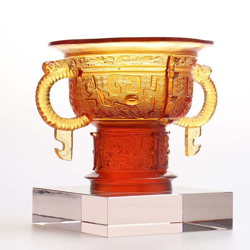 Tripod Cina dengan pegangan telinga naga dan pola duri