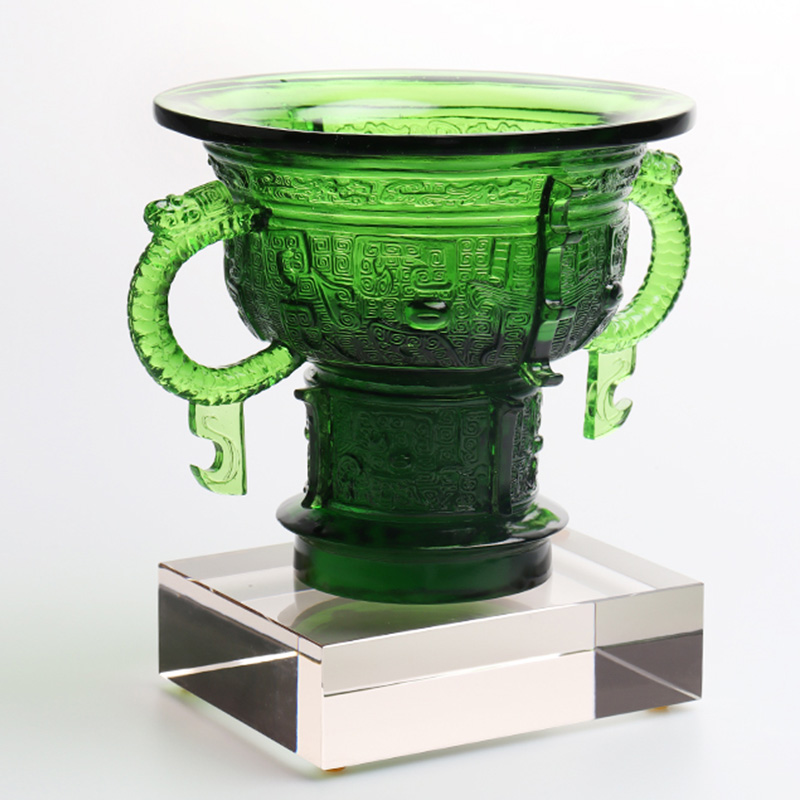 Tripod Cina dengan pegangan telinga naga dan pola duri