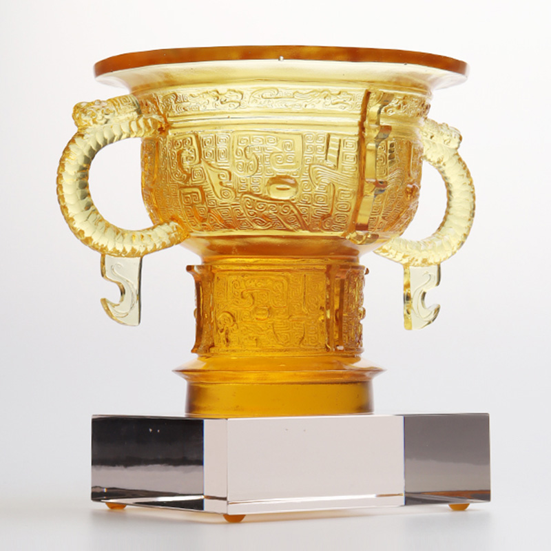 Tripod Cina dengan pegangan telinga naga dan pola duri